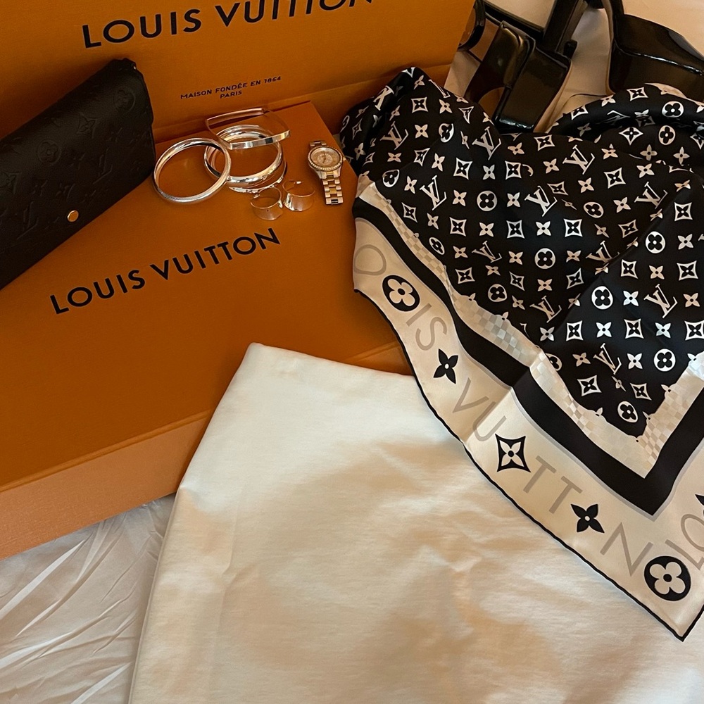 Louis Vuitton Monogram Black and White Scarf